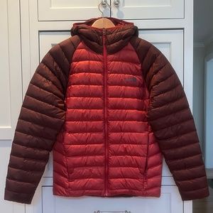 The North Face 700 Down Fill Hooded Stowable Puffer Jacket - Mens Small (RED)